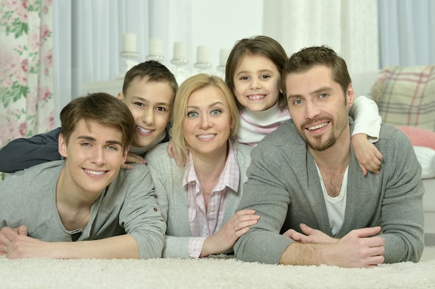 Retrato de uma família feliz em casa