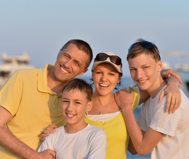 Retrato de uma família feliz na praia no verão