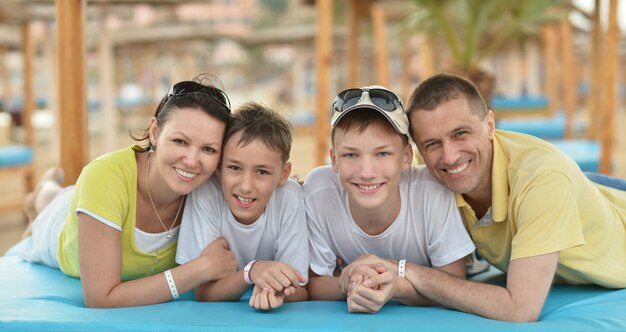 Retrato de uma família feliz na praia no verão