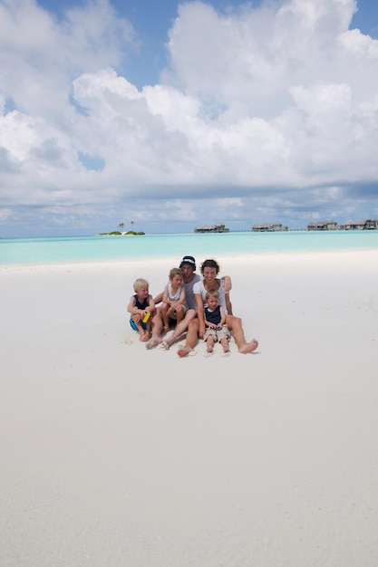 Retrato de uma família feliz nas férias de verão na praia