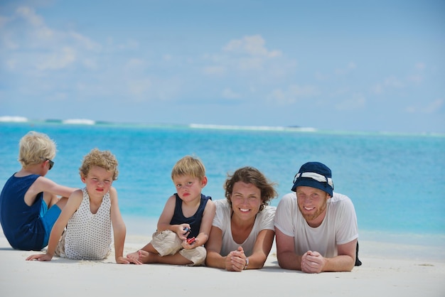 Retrato de uma família feliz nas férias de verão na praia