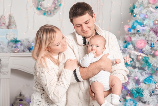 Retrato de uma família feliz no Natal no fundo de uma árvore de Natal