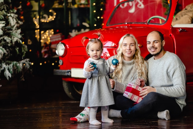 Retrato de uma família feliz no natal