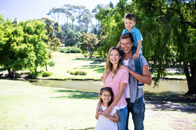 Retrato de uma família feliz no parque