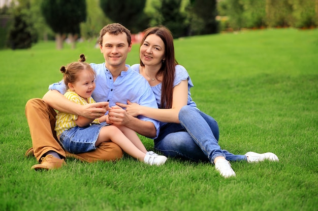 Retrato de uma família feliz no verão ao ar livre no parque