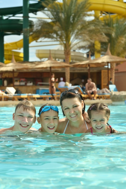 Retrato de uma família feliz se divertindo na piscina