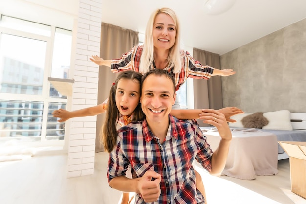 Retrato de uma família feliz sorrindo em casa