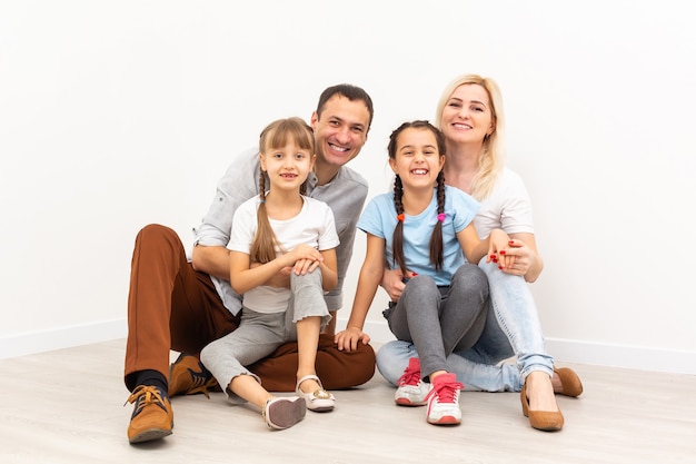 Retrato de uma família feliz sorrindo em casa