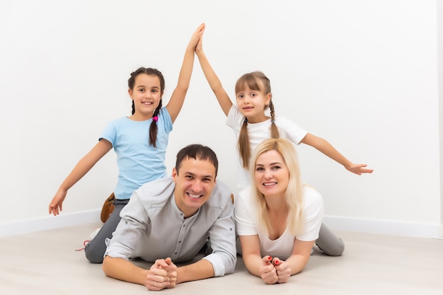 Retrato de uma família feliz sorrindo em casa