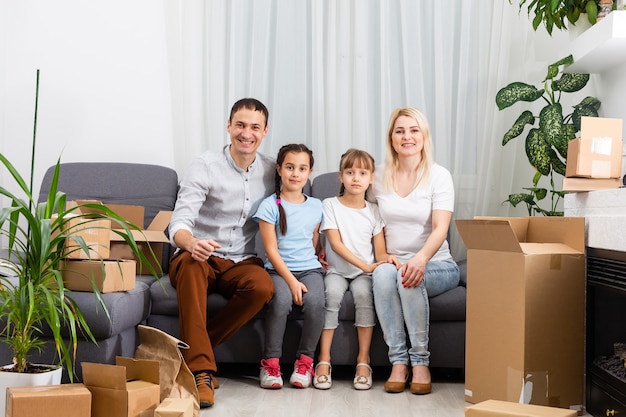 Retrato de uma família feliz sorrindo em casa