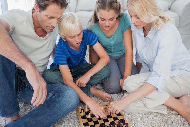 Retrato de uma família fofa jogando xadrez