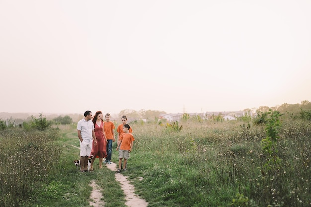 Retrato de uma família na natureza Crianças e pais brincam na natureza Bom tempo com a família nas férias