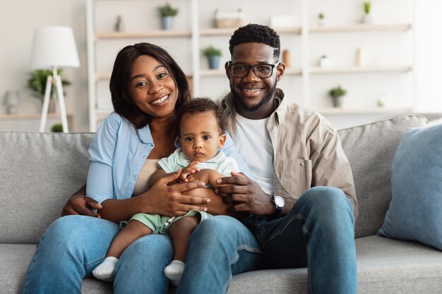 Retrato de uma família negra feliz sorrindo em casa