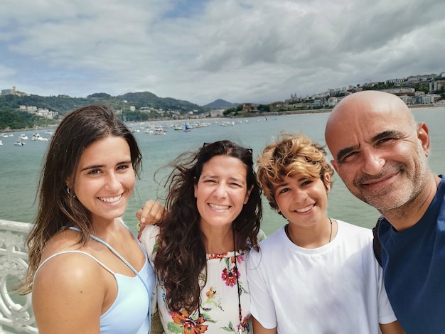 Retrato de uma família sorridente e feliz e bem-sucedida