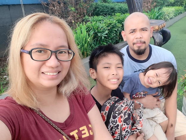 Foto retrato de uma família sorridente sentada no assento