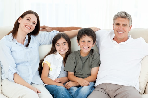 Retrato de uma família sorridente