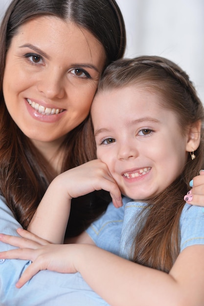 Retrato de uma filha pequena com a mãe