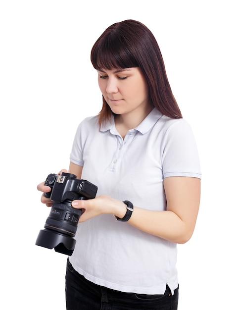 Retrato de uma fotógrafa ou cinegrafista assistindo a vídeos ou fotos em sua câmera isolada no fundo branco