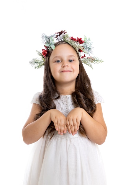 Retrato de uma garota engraçada alegre em vestido branco de guirlanda de Natal, mostrando as patas de coelho ou lebre com ha ...