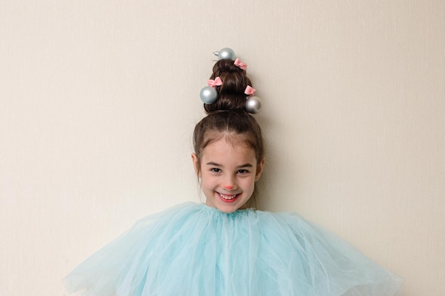 Retrato de uma garota engraçada com um penteado em forma de árvore de natal