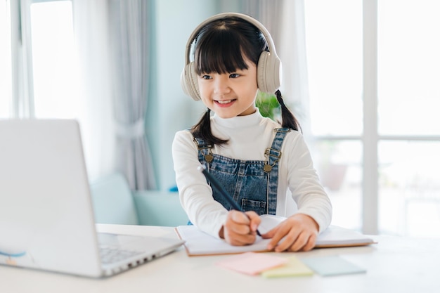 Retrato de uma garota estudando online em casa