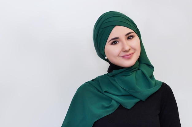 Retrato de uma garota feliz em hijab verde