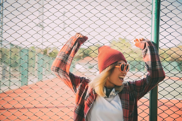 Retrato de uma garota hipster asiática usa óculos de sol laranja estilo vintage mulher tailandesa senhora de cabelo dourado