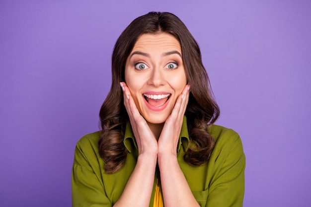 Foto retrato de uma garota louca e perplexa ouve notícias incríveis de uma pechincha de sexta-feira negra.