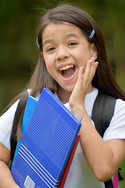 Foto retrato de uma garota sorrindo