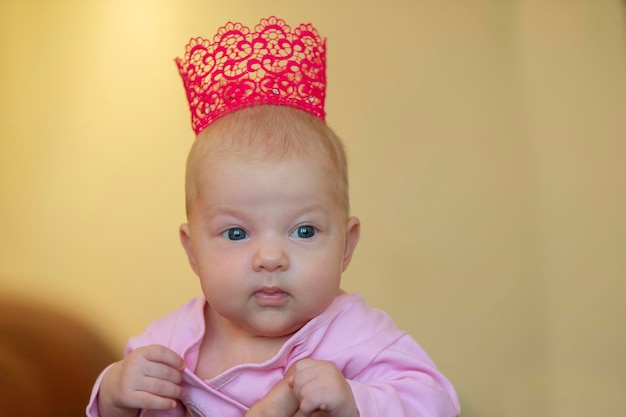 Foto retrato de uma garotinha de três meses em uma coroa princesa infantil