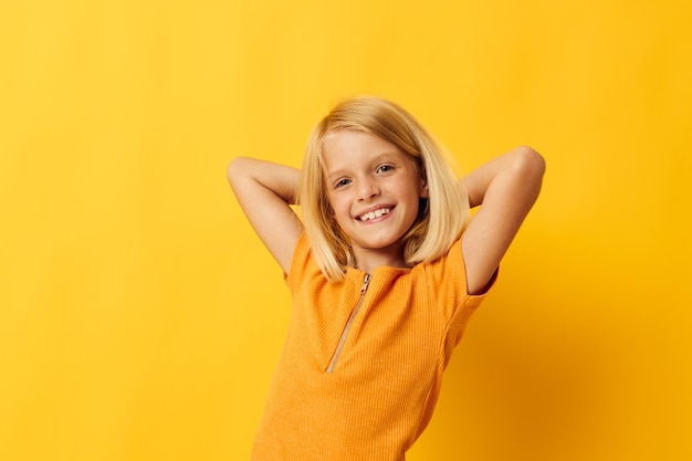 Retrato de uma garotinha sorrindo gestos de mão posando roupa casual divertida fundo isolado inalterado