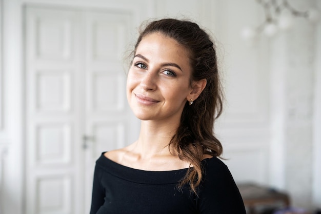 Retrato de uma gerente de mulher em um escritório em casa Ele olha para a câmera e posa