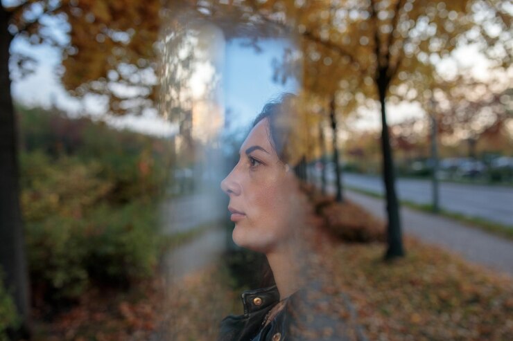 Foto retrato de uma jovem a olhar para outro lado