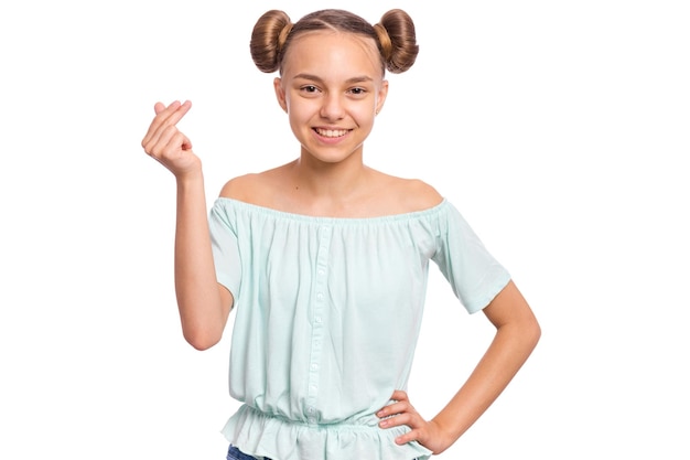 Retrato de uma jovem adolescente mostrando símbolo de sinal de dinheiro pelos dedos isolados no fundo branco