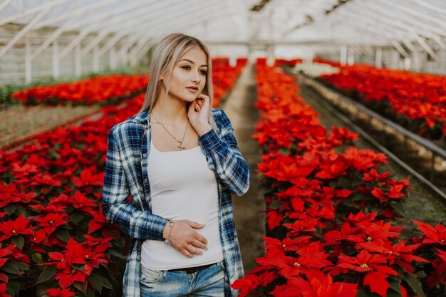 Retrato de uma jovem adorável em flores da primavera