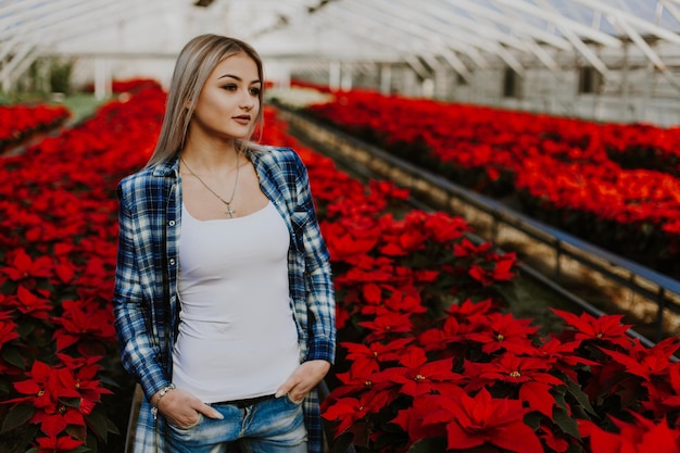 Retrato de uma jovem adorável em flores da primavera