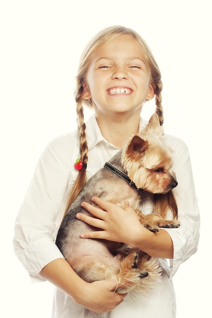 Retrato de uma jovem adorável, sorrindo, segurando um filhote de cachorro bonito