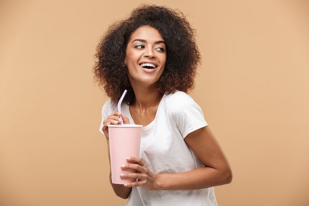 Retrato de uma jovem africana alegre