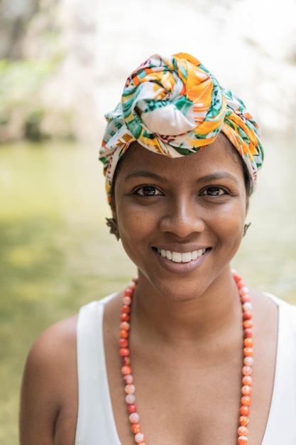 Retrato de uma jovem africana elegante Ela usa um lenço colorido