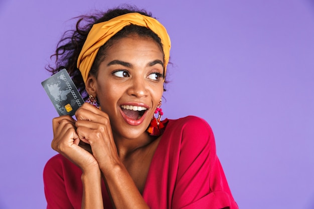 Retrato de uma jovem africana positiva com uma bandana