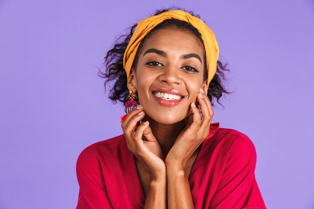 Retrato de uma jovem africana sorridente com bandana