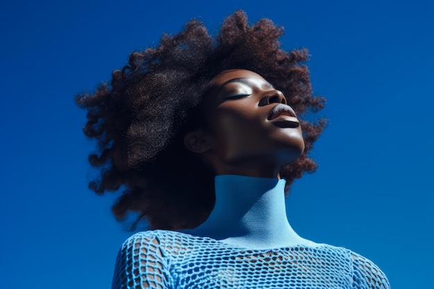 Retrato de uma jovem afro-americana em fundo de cor azul brilhante
