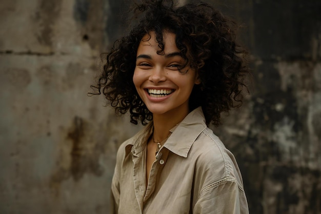 Retrato de uma jovem afro-americana sorridente com cabelos encaracolados