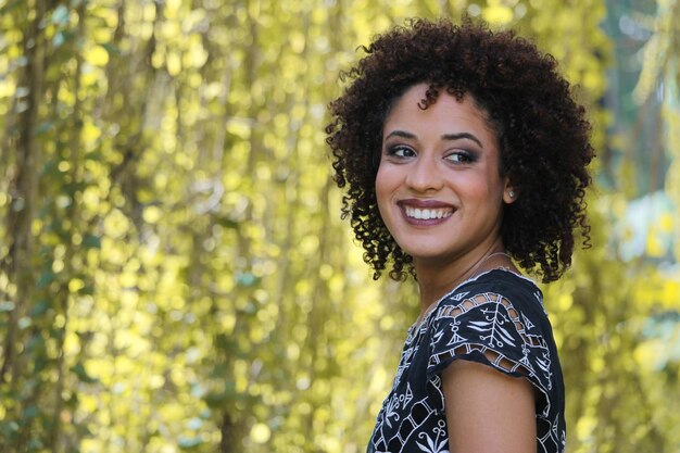 Foto retrato de uma jovem afro ao ar livre