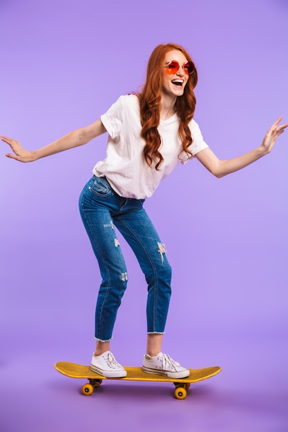 Retrato de uma jovem alegre de chapéu