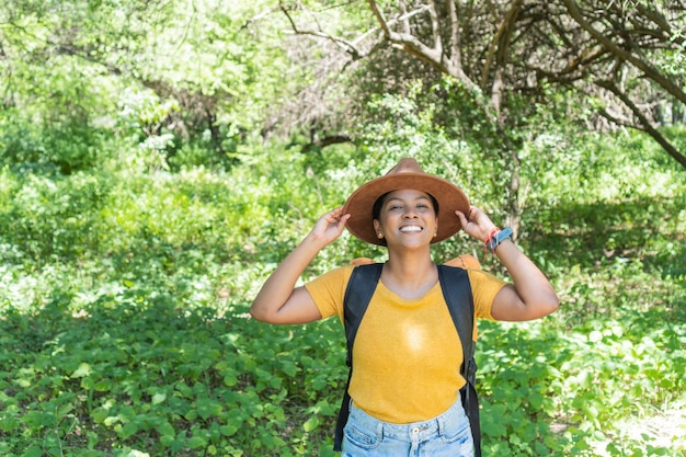 Retrato de uma jovem alpinista com mochila