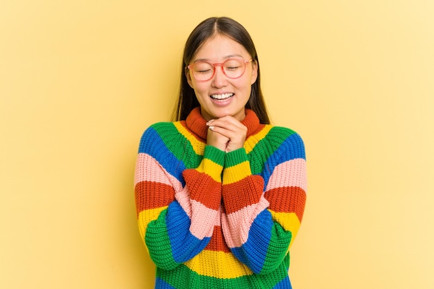 Retrato de uma jovem asiática isolada em fundo amarelo