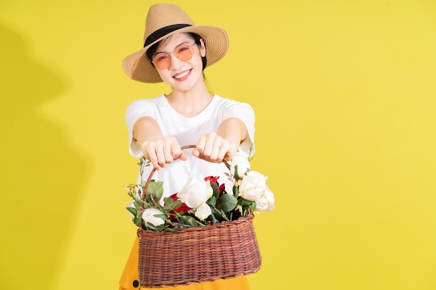 Retrato de uma jovem asiática segurando flores