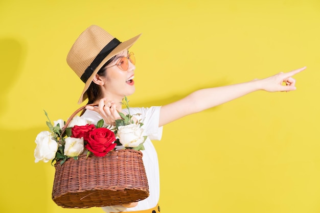 Retrato de uma jovem asiática segurando flores