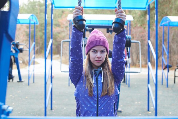 Retrato de uma jovem atleta conduzindo esportes saudáveis no Playground ao ar livre com equipamentos na floresta